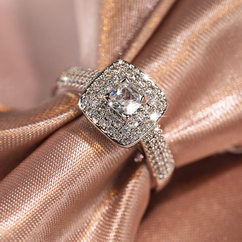 Classic Four-claw Round Zircon Engagement Ring